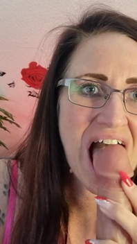 Richiesta utente: dildo che lecca e lecca le palle