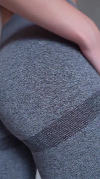 Enge yogahosen anprobieren