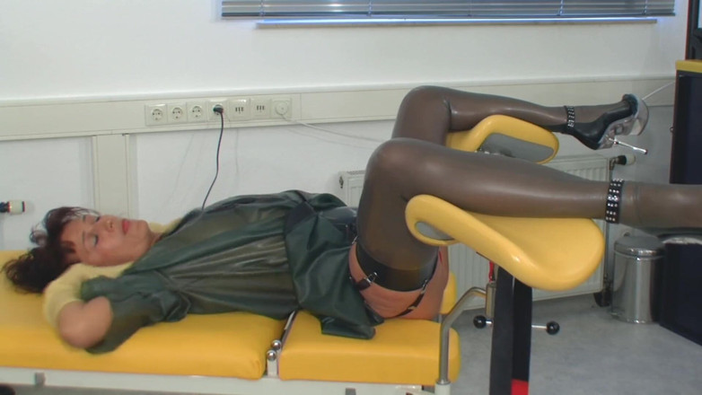 Rubber & Clinic Studio - 1ATOYS: Clistere speciale - riempiendo i guanti dentro il culo