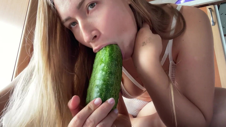 Stacy_via: Ik flirt met een komkommer. Deel één