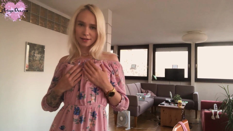 Arteya: Gagica se dezbracă și își expune corpul înainte de o întâlnire