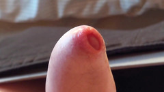 uncutcollegeguy: Colpi estremi primi piano & delicatamente giocando con un cazzo piccolo...