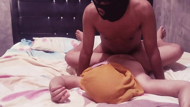 Pasutri indo: Một bà mẹ kế đội khăn trùm đầu được mời đến nhà của cô ấy để...