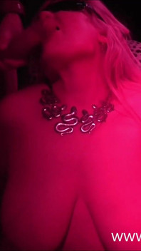 Une MILF avec 2 jeunes mecs dans un club échangiste