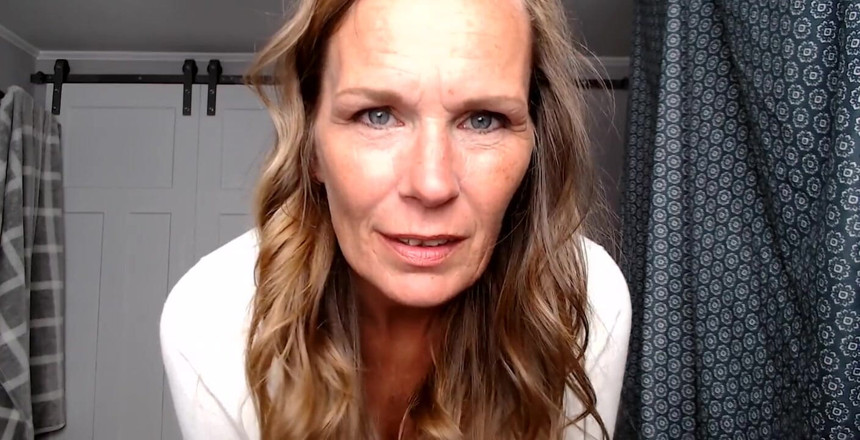 KimitheMilfMommy: Öğretmen seni sınıfta mastürbasyon yaparken gördü. Sana mastürbasyon yapmak için...