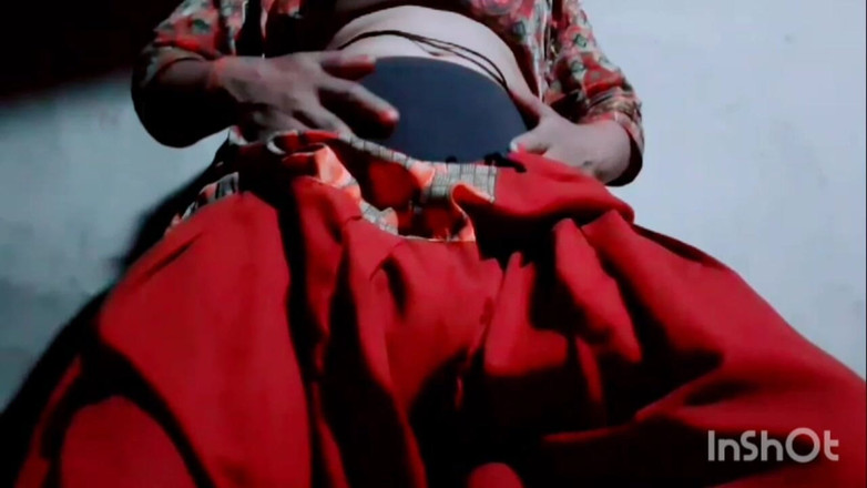 TricolorMusic3: Zatímco si mačká prsa přes oblečení, postupně se velmi vzrušuje...