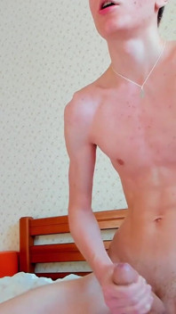 18-letni twink jest nadal dziewicą, ale naprawdę chce pieprzyć faceta