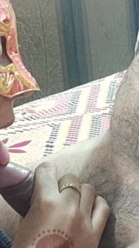 Nadržená Pirya Bhabhi si užívá sání ptáka svého partnera a kouření