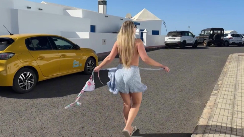Emma Voyeur: Chica Caminando Completamente Desnuda En La Calle En Público