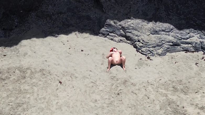 Emma Voyeur: Cewek cantik bugil di pantai - relaksasi erotis drone pov