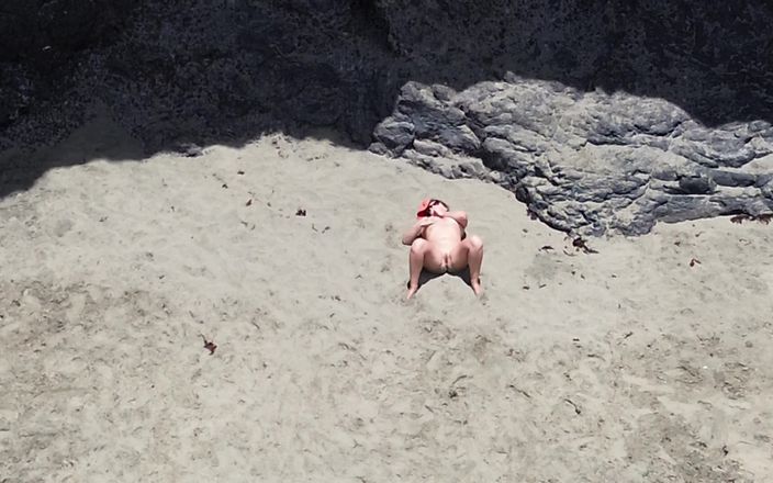 Emma Voyeur: Naken skönhet på stranden - Drone POV Erotisk avkoppling