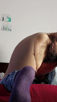 Pijat sensual cewek pantat montok dengan memek berbulu dan toket besar ini dipijat dengan sensual