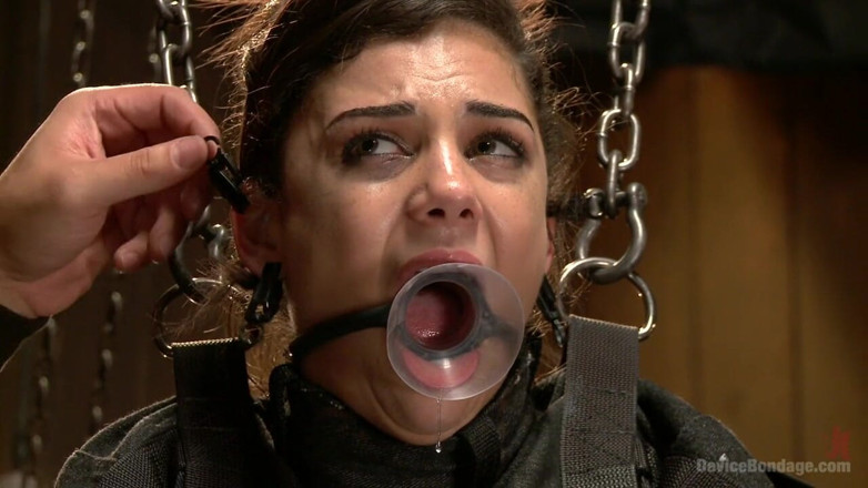 Device Bondage by Kink: Bonnie Rotten efendi Orlando'ya boyun eğiyor ve fışkırtıyor