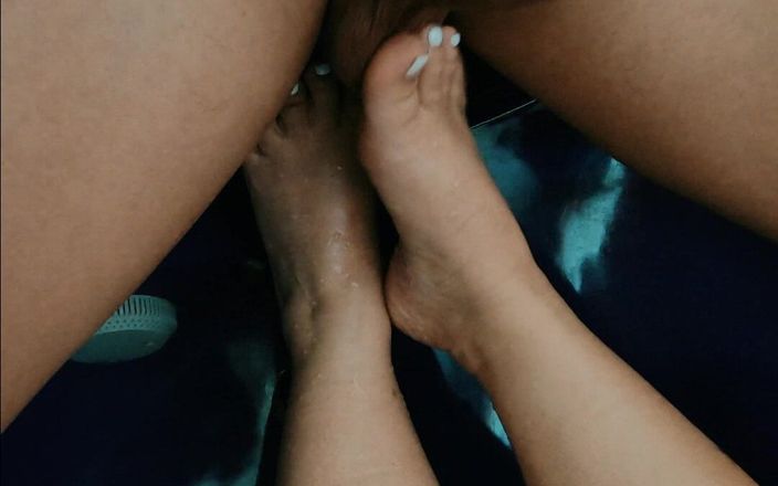 Andre Latina: Masturbare cu picioarele în apă