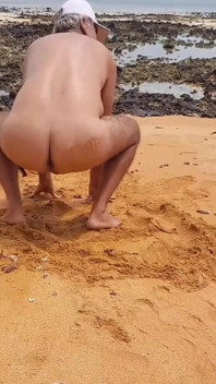 Ladysilva exhibe son cul sexy sur la plage