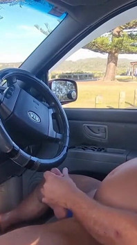 Nue dans la voiture