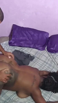 Suce le carioca et soulève du sperme dans la chatte