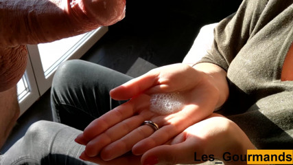 Les Gourmands: MILF saje velký penis zblízka a polyká to všechno, pak...