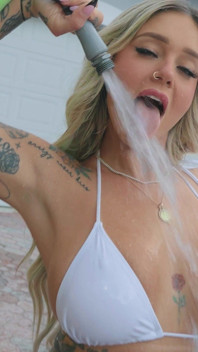Kali Roses & Elana Bunnz - Тедді Тарантіно трахає автомийку