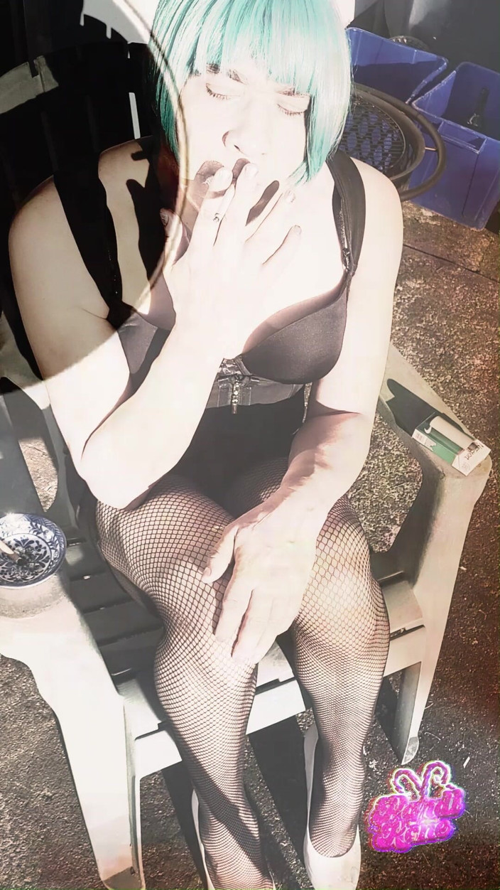 kandiKane: Banci seksi Kandi Kane merokok dan bermain dengan zakarnya