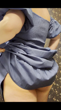 Sexy MILF Flashes Her Ass