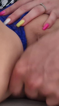 Tření kundičky a dildoing zblízka