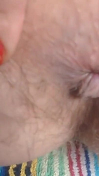 Muito close-up brincando com buceta peluda e cu
