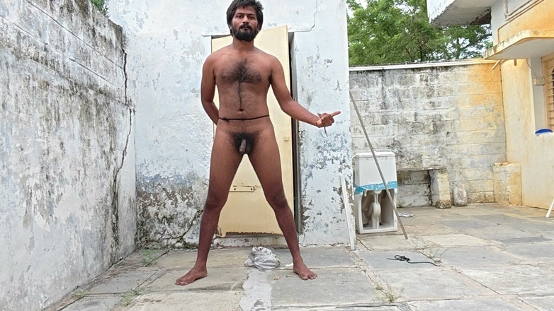 KUMBHA MANOJ KUMAR: Mycie łazienki w Xhard Village