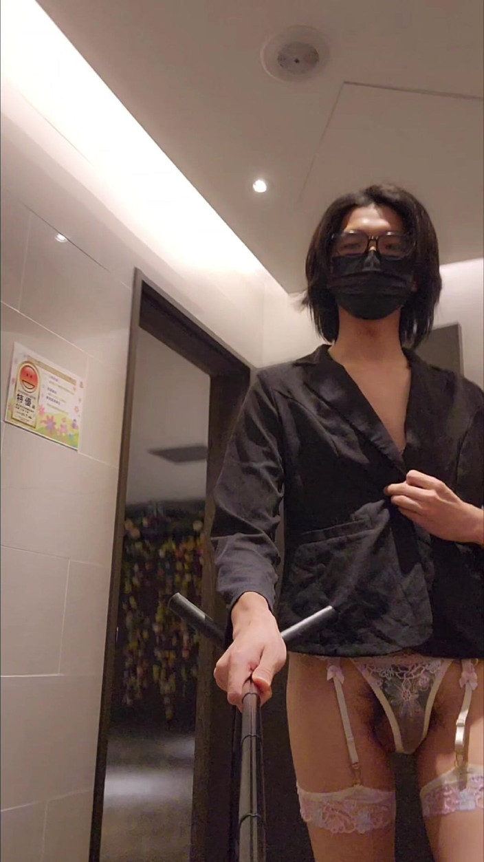 NotAFuta: Exhibitionniste dans des toilettes publiques