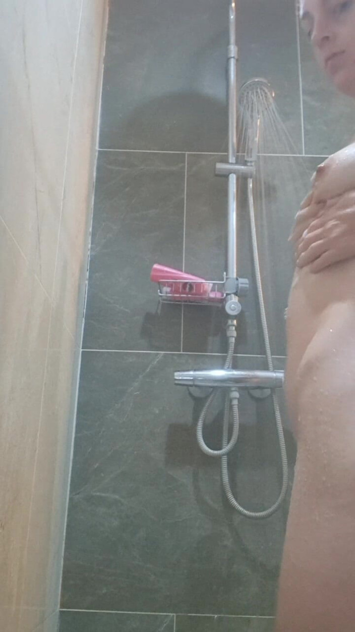 ScottishSweetie: PRYSZNIC Z MYDŁEM Z PALCOWANIA TYŁKA I ORGAZMAMI DRŻĄCYMI NOGAMI!