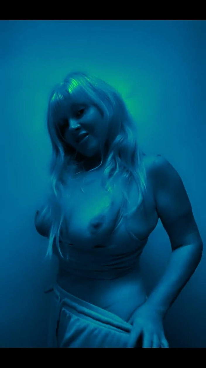 PaintedRose: Pocity.... Tančit se mnou? Tohle je jediné, co dělám nějaké...