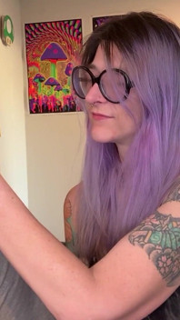 67 diosa dedeándose y mdiendo la mano y adoración