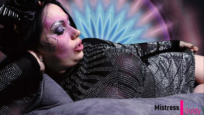 Goddess Misha Goldy: sakkubas se bhoora shauchaalay kaary, vishaal gand dvara aatma nigalna...