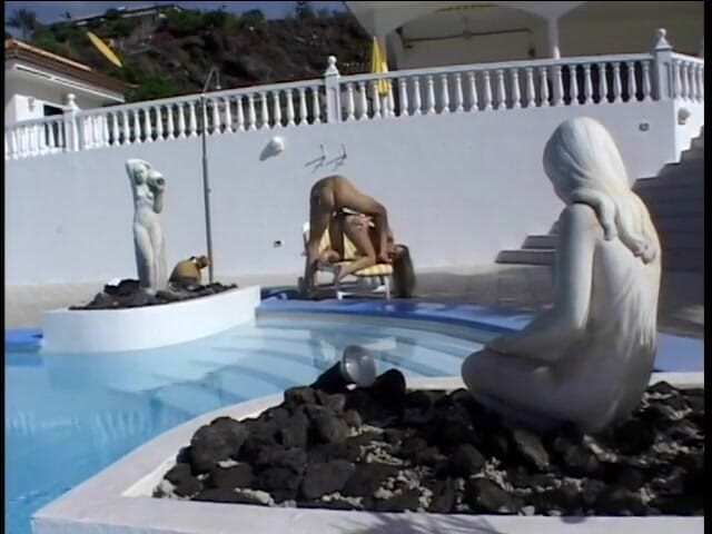 Anal seduction: La splendida teen bionda che prende il sole si fa...