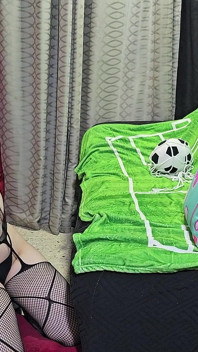 Mentre Guardo Il Gioco, Il Mio Fratellastro Mi Fa Un Delizioso Pompino E Una Bella Scopata, Concludono in Faccia.