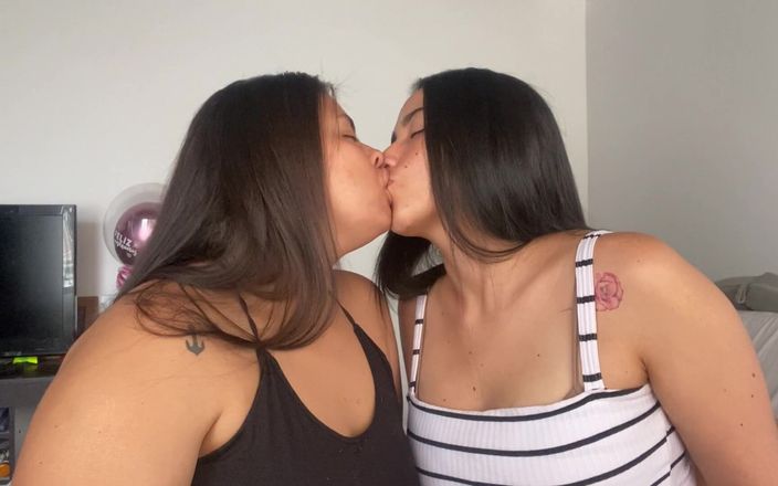 Zoe &amp; Melissa: Лесбіянки пристрасно цілуються глибоко
