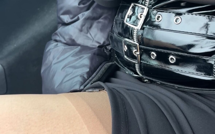 Lady Oups: MILF Di Dalam Mobil Dengan Kerah Mainan Seks Rok Mikro...