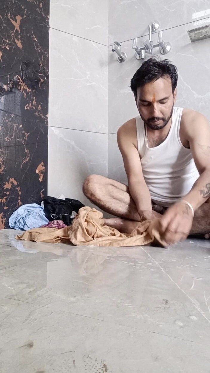 Rajasthani-old-lover: Joven indio disfruta lavando la ropa interior del padre