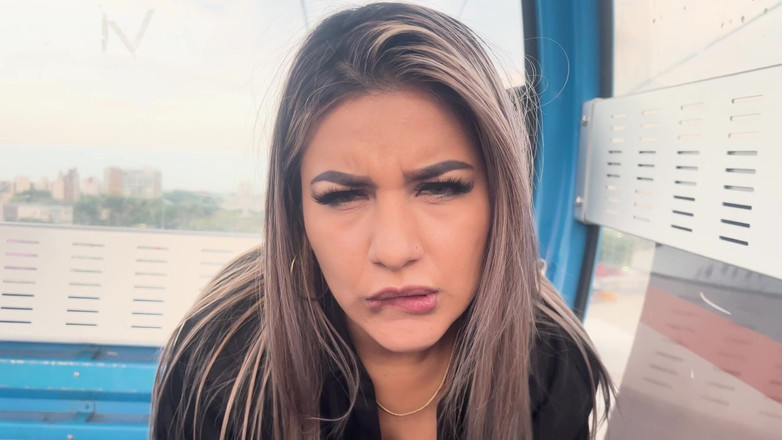 Naty Delgado: 내 도시에서 케이블카를 타는 동안 의붓여동생의 절친에게 야외에서 섹스하고 자지를 빨아! Naty Delgado &amp; Brian Evans