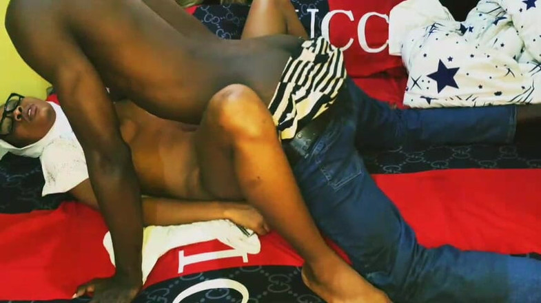Fap zone: Musa अपने विशाल काले लंड के साथ खूबसूरत कामुक बेब की चूत को हार्डकोर खींच रही है