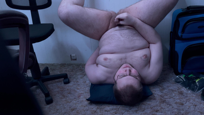 Chubbybidude: Chubby gay guy cums in his own mouth