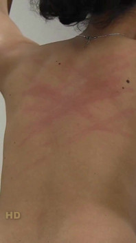 Brünette yasmeena mit nackter rückenpeitsche