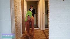 SweetButtocks: Mamá caliente se encuentra con el repartidor completamente desnudo