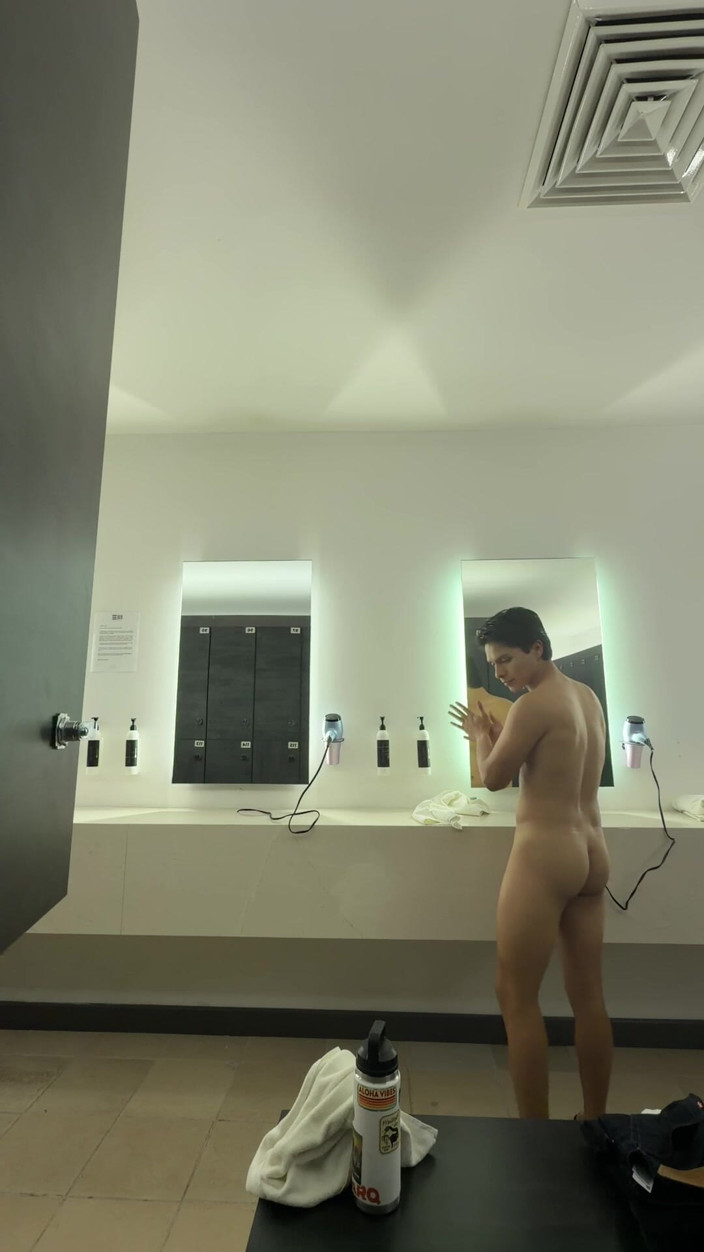 joanraay: Nackt in den umkleidekabinen des Fitnessstudios