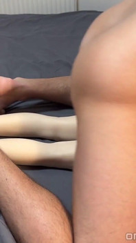 Gémissements bruyants et baise d’une chatte étroite parfaite par une grosse bite et pénétration profonde avec éjaculation rapide sur son gros cul parfait