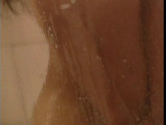 Solo Sensations: Młoda Azjatka dotyka swojej cipki i bierze zmysłowy prysznic