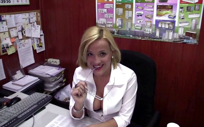MILF stars: Приголомшлива блондинка мамка трахається в її офісі