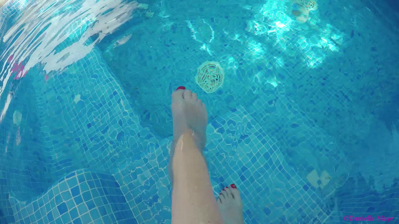 Danielle Maye: Dita dei piedi nella vasca idromassaggio