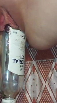 Bini saya suka melompat ke atas botol besar