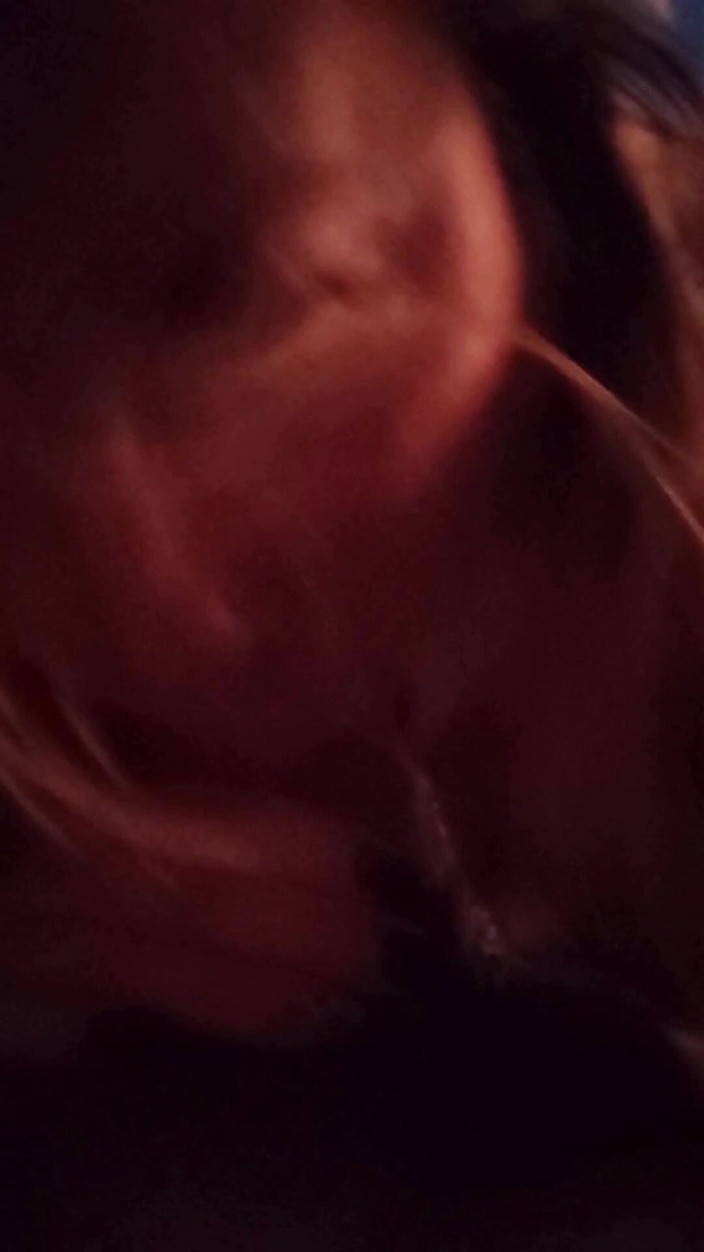 Whitekitten: MILF má ráda kouření - uctívání ptáka